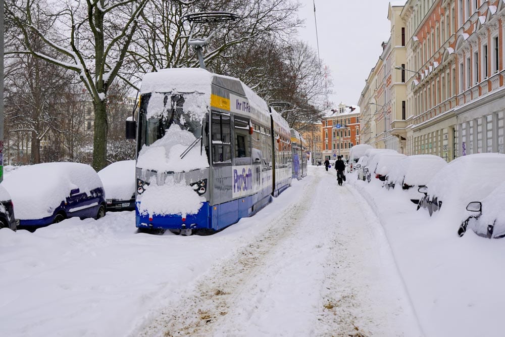 Ende im Schnee - der ÖPNV ist heutein Leipzig vollständig zum Erliegen gekommen. Foto: Martin Schöler