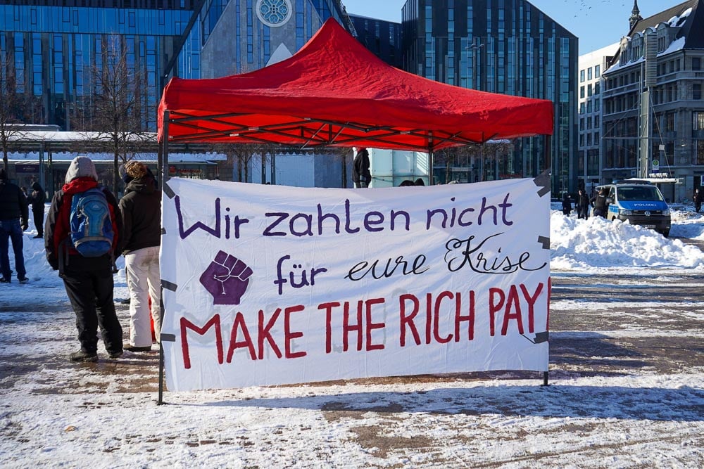 Kapitalismuskritische Kundgebung des "Bündnis für Solidarität" am 13. Februar in Leipzig. Foto: Martin Schöler