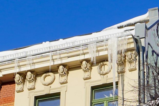 An einem Haus am Wiedebachplatz in Leipzig-Connewitz haben sich riesige Eiszapfen gebildet. Foto: Martin Schöler