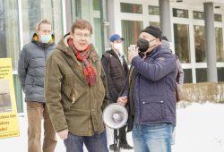 Kundgebung gegen den geplanten Flughafenausbau am 15. Februar vor der Landesdirektion mit Bert Sander (links). Foto: Martin Schöler