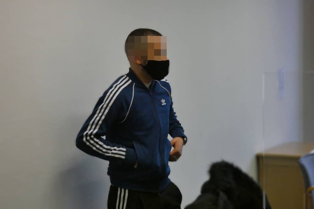 Schweigt bislang: Der Angeklagte Aymen B. (27) beim Prozessauftakt im Gerichtssaal. Foto: Lucas Böhme
