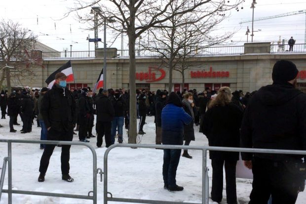 13. Februar 2021: Rund 700 Neonazis am Dresdner Hauptbahnhof. Foto: LZ
