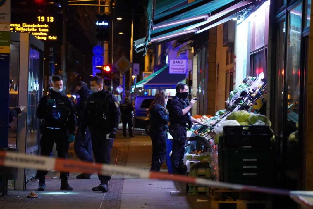 17:11 Uhr kam der Notruf, nun ist die Polizei an der Eisenbahnstraße. Foto: Tom Richter