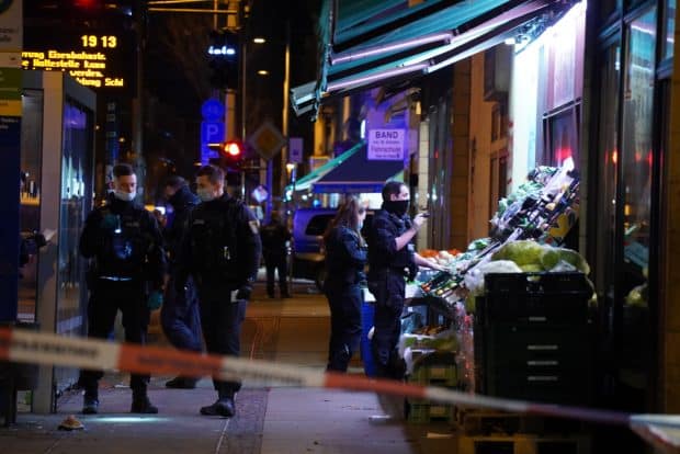 17:11 Uhr kam der Notruf, nun ist die Polizei an der Eisenbahnstraße. Foto: Tom Richter
