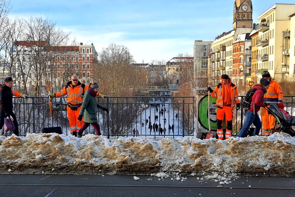 Die Kirchturmuhr zeigt kurz nach 16 Uhr am Karl-Heine-Kanal. Was trotz Warnungen der Polizei los ist, ist im hinteren Bildteil zu sehen. Foto: Privat