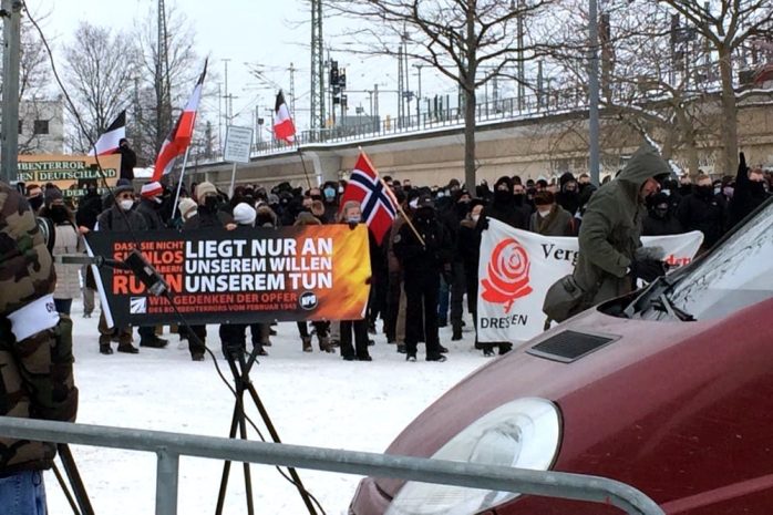 Traurige Neonazis. Foto: LZ