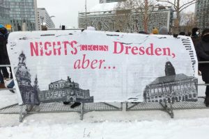 Der Gegenprotest am Dresdner Hauptbahnhof. Foto: LZ