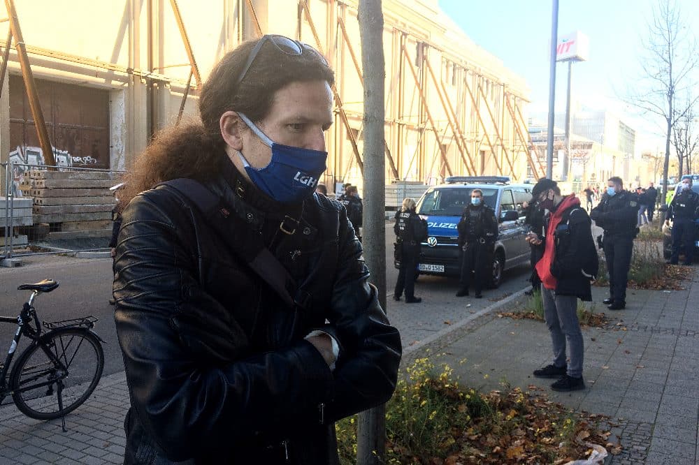 Jürgen Kasek am 7. November. Im Hintergrund die blockierten „Querdenker“. Foto L-IZ.de