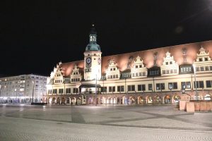 Leipziger/-innen dürfen bald wieder nachts unterwegs sein. Leipzigs Marktplatz im Lockdown, 20 Uhr. Foto: LZ