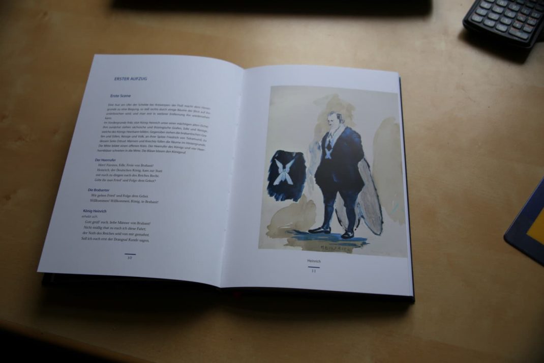 Blick ins „Lohengrin“-Buch mit den Skizzen und Entwürfen Neo Rauchs und Rosa Loys. Foto: Martin Schöler