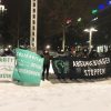 Etwa 20 Menschen protestierten am Montagabend auf dem Kleinen Willy-Brandt-Platz gegen eine geplante Abschiebung nach Afghanistan. Foto: Antonia Weber