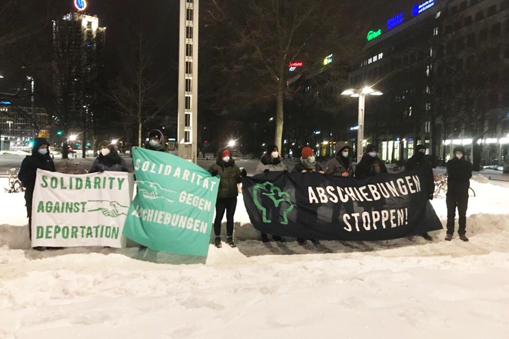 Etwa 20 Menschen protestierten am Montagabend auf dem Kleinen Willy-Brandt-Platz gegen eine geplante Abschiebung nach Afghanistan. Foto: Antonia Weber