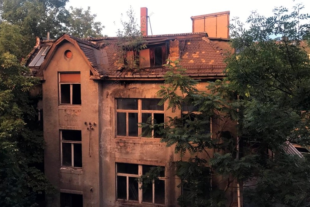 Ein „vergessenes Haus“ im Innenhof Raimundstr. Ecke Karl-Ferlemann-Str. (Innenhof). Foto: Privat