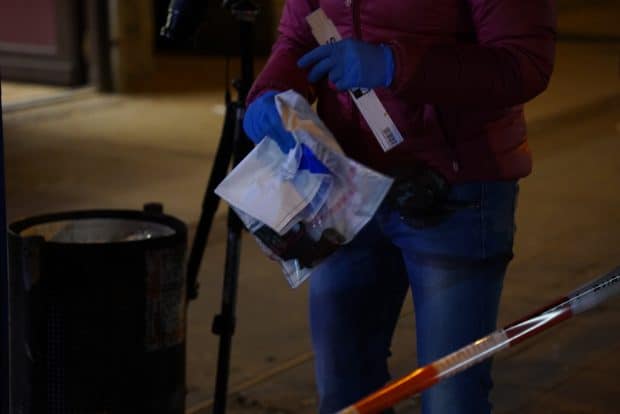 Beamte finden gegen 20 Uhr einen Revolver im Mülleimer. Foto: Tom Richter