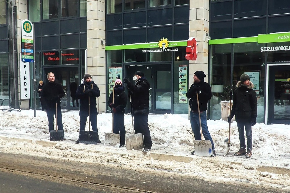 Mitarbeiter/-innen der Vodkaria, der Barcelona und des GreenSoul schippen Schnee in der Gottschedstraße. Foto: privat