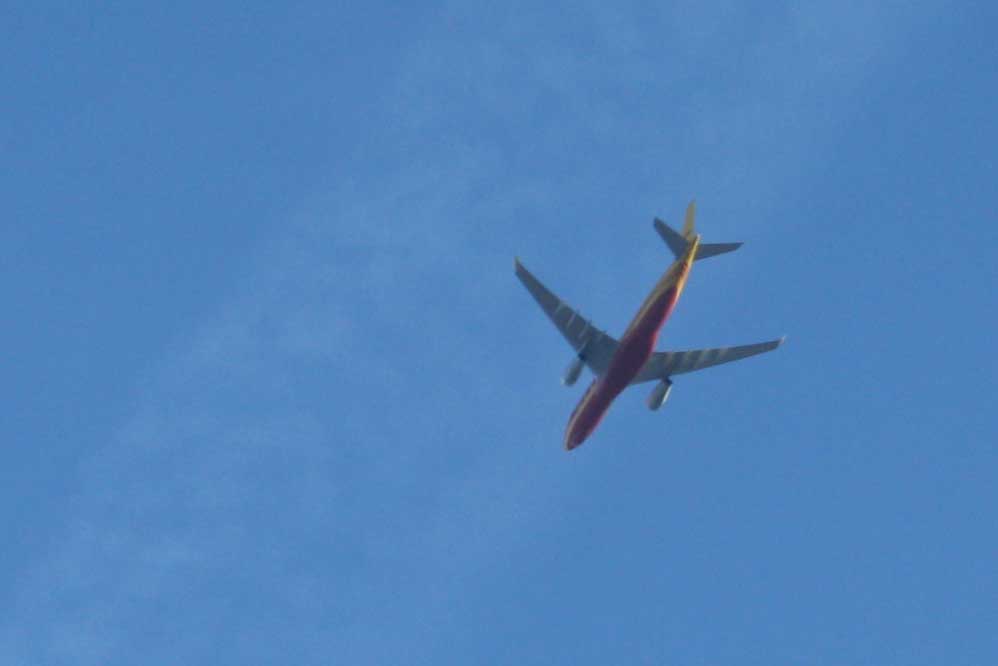 DHL-Frachtflieger über Leipzig. Foto: Ralf Julke