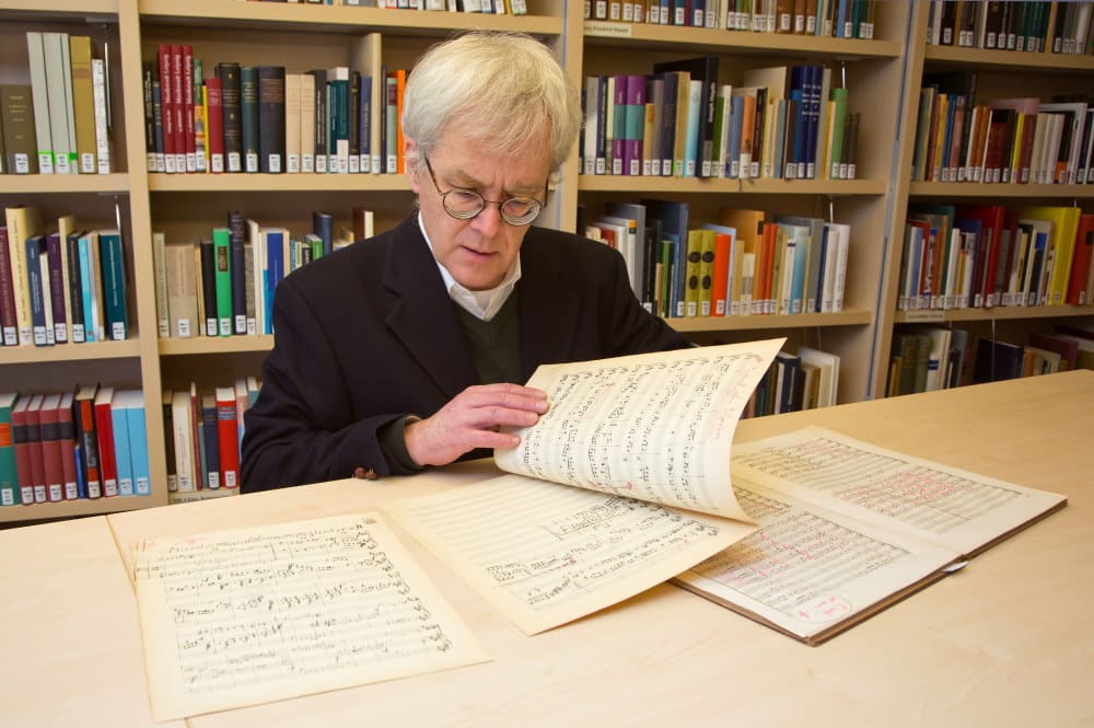 Peter Wollny mit der Neuerwerbung. Foto: Bach-Archiv/Gert Mothes