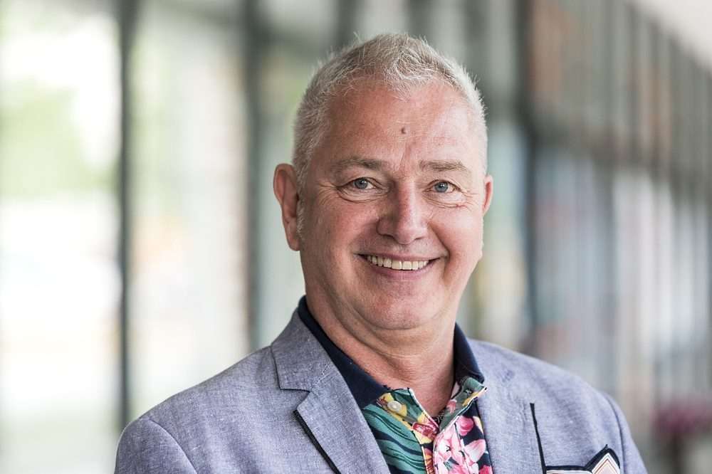 Dr. Jürgen Ronthaler beantwortet in der Auftaktveranstaltung Fragen zum Thema „Schulen und die digitalen Medien im Lockdown“. Foto: Christian Hüller