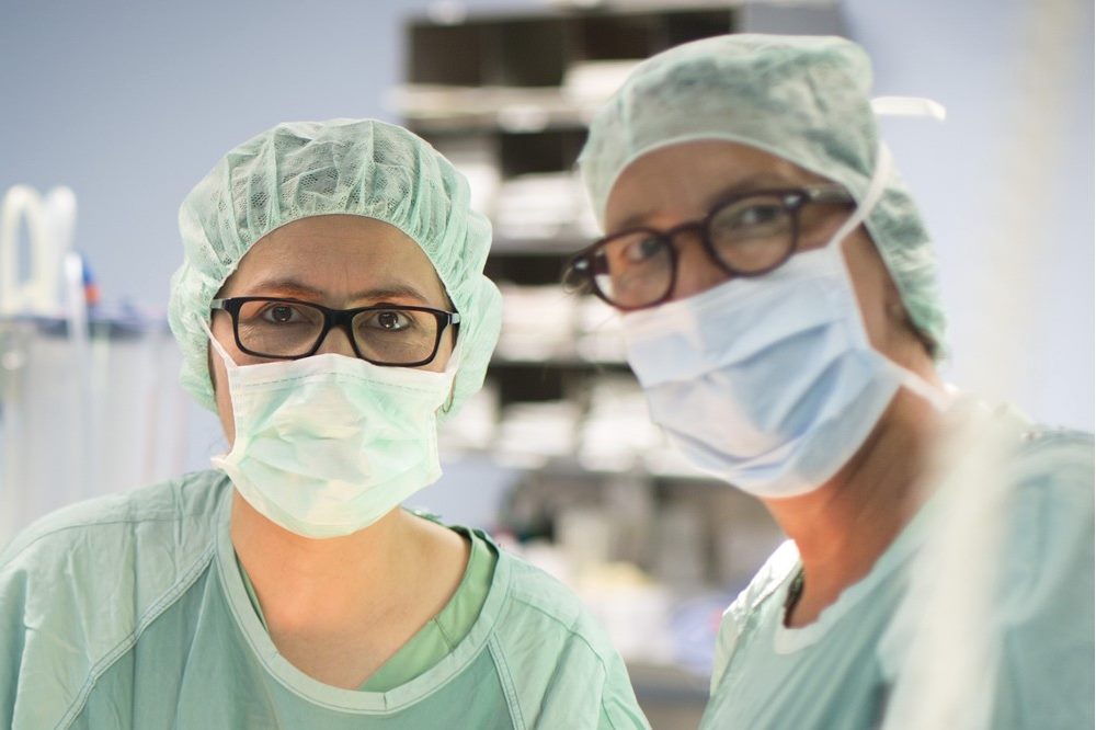 Prof. Bahriye Aktas, Direktorin der Klinik und Poliklinik für Frauenheilkunde, und Dr. Susanne Briest, Koordinatorin des Brustzentrums, leiten die Online-Veranstaltung. Foto: Stefan Straube / UKL