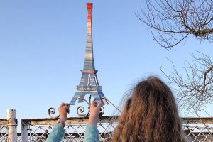 Am Freitag ist Eiffelturmtag. Viele Eiffeltürme werden überall in der Stadt die Stadtverwaltung auffordern, dasPariser Abkommen inzuhalten. Foto: Parents for Future Leipzig