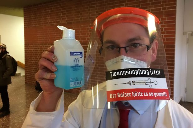 An ihm kam keiner vorbei: PARTEItag mit Abstand, Maske und viel Desinfektionsmittel. Foto: LZ