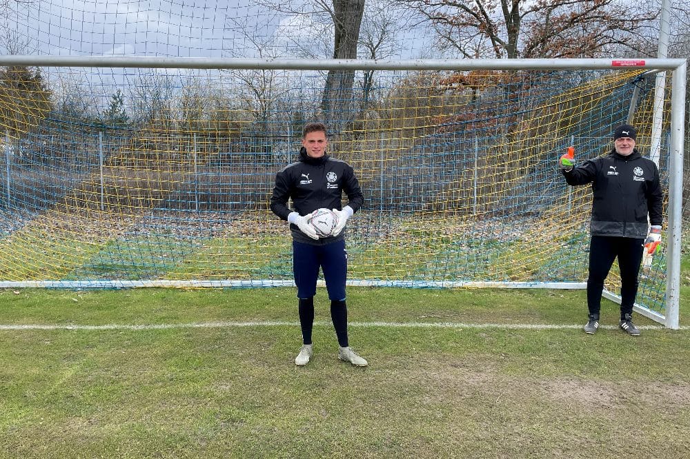 Jannes Tasche (links) und Torwarttrainer Maik Kischko (rechts). Foto: 1. FC Lokomotive Leipzig