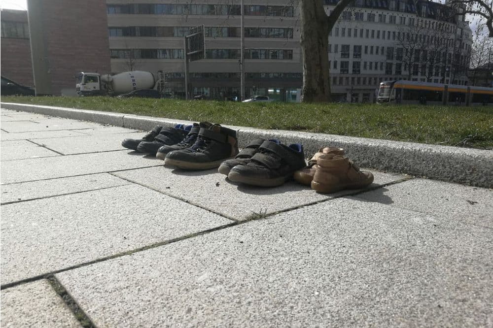 Auch vor dem Corona-Testzentrum im Neuen Rathaus standen heute (22.3.2021) Schuhe. Foto: Privat