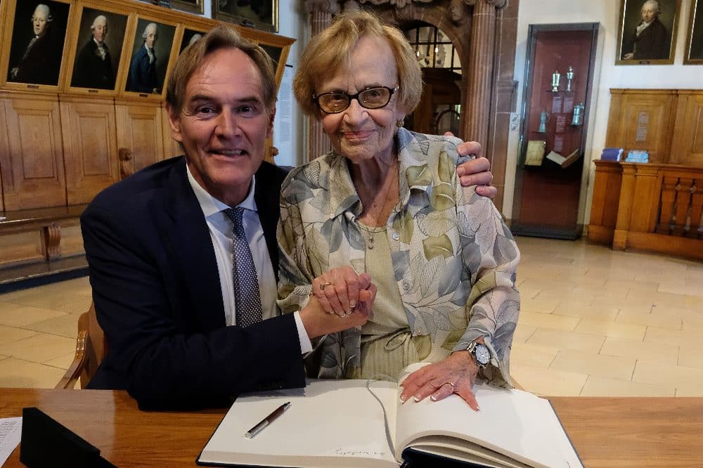 Eva Wechsberg mit Oberbürgermeister Jung im Sommer 2019 im Alten Rathaus. Quelle: Mahmoud Dabdoub