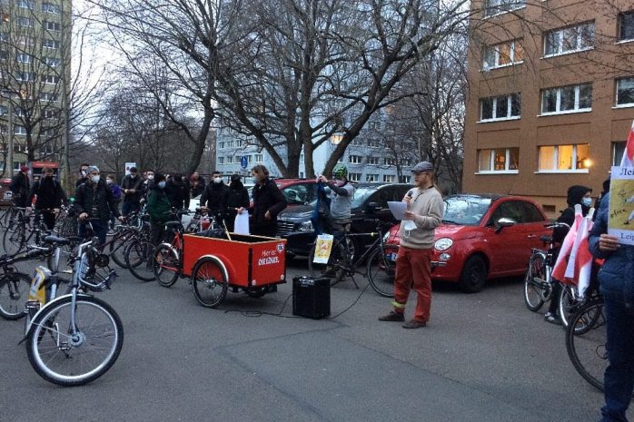 Redebeitrag vor dem belarusischen Generalkonsulat. Foto: LZ
