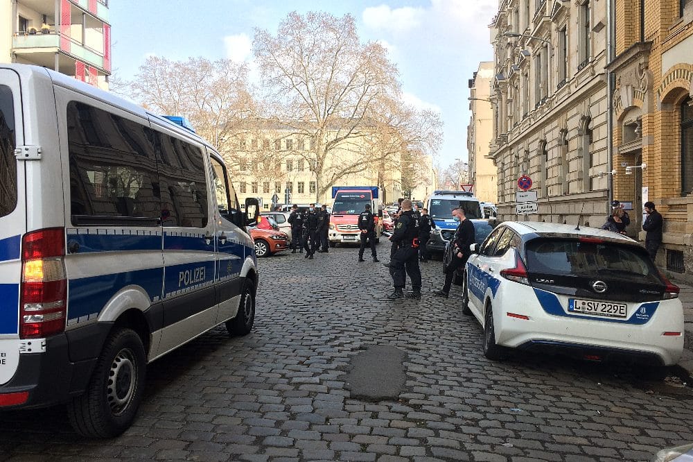 Ein kleiner Auflauf bekannter Gesichter an der Paul-Gruner-Straße ab etwa 14 Uhr. Foto: LZ