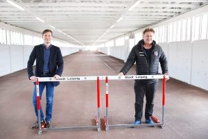 Sportbürgermeister Heiko Rosenthal und Bernd Merbitz, Präsident des SC DHfK Leipzig, im erneuerten Laufschlauch auf der Nordanlage. Quelle: StadtLeipzig/sf