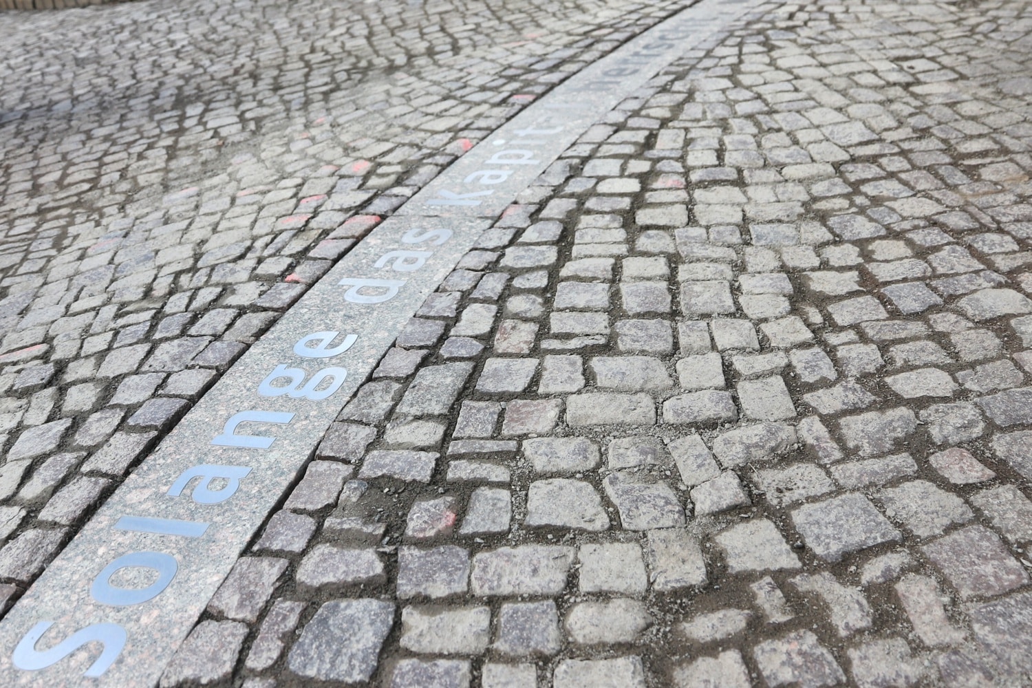 „Solange das Kapital herrscht ...“ Das Zitat Rosa Luxemburgs seit dem 5. März 2021 am Felsenkeller. Foto: LZ
