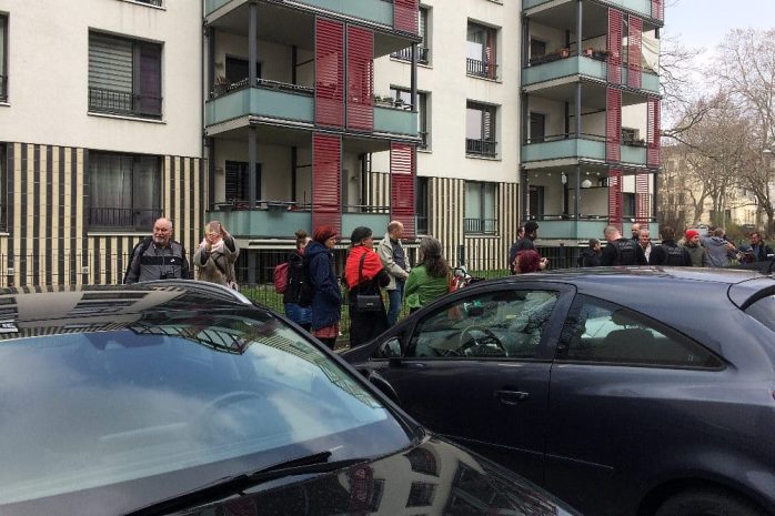 Angeblich spontan hatte sich eine kleine Gruppe zu Schulprotest an der Paul-Gruner-Straßezusammengefunden. Foto: LZ