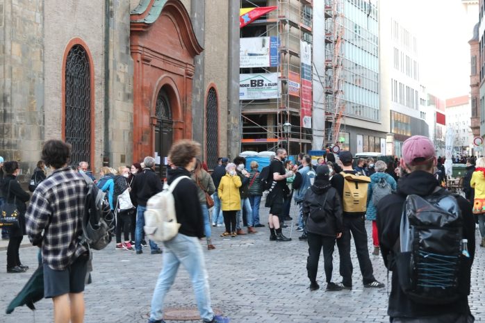 Ein Grüppchen vor der Nikolaikirche. Foto: LZ