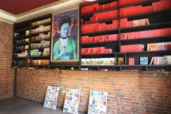 Mehr als ein Verstanstaltungsort: Rosas Bibliothek, auch "Salon" genannt im Felsenkeller. Foto: LZ