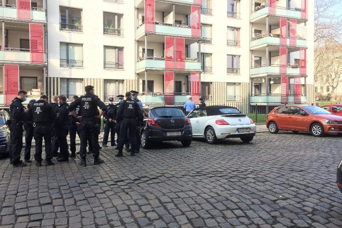 Eine Versammlung, die auch die Polizei auf den Plan rief. Foto: LZ