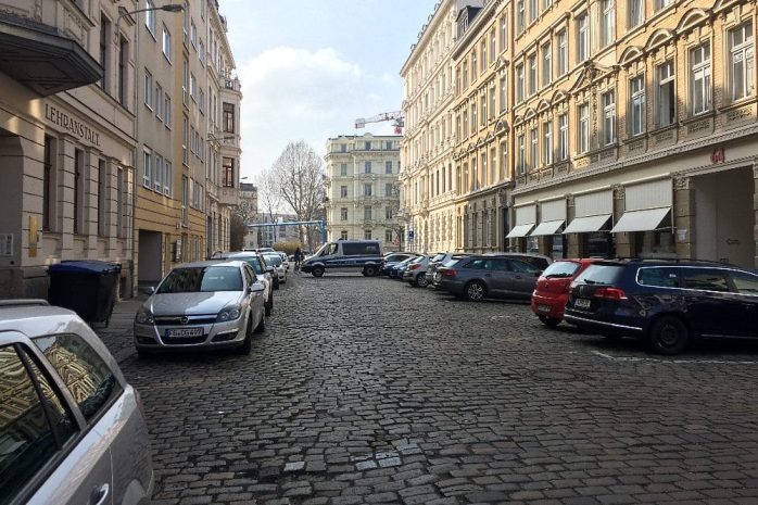 Die Straße wurde kurzzeitig abgesperrt und die Identitäten der Versammelten überprüft. Foto: LZ