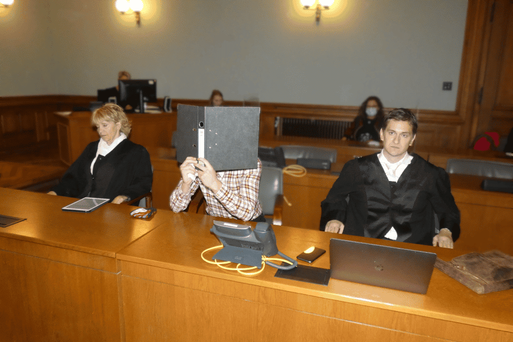 Auf der Anklagebank: Edris Z. (M.) mit seinen Anwälten Georg K. Rebentrost und Petra Costabel beim Prozessbeginn im Oktober 2020. Foto: Lucas Böhme
