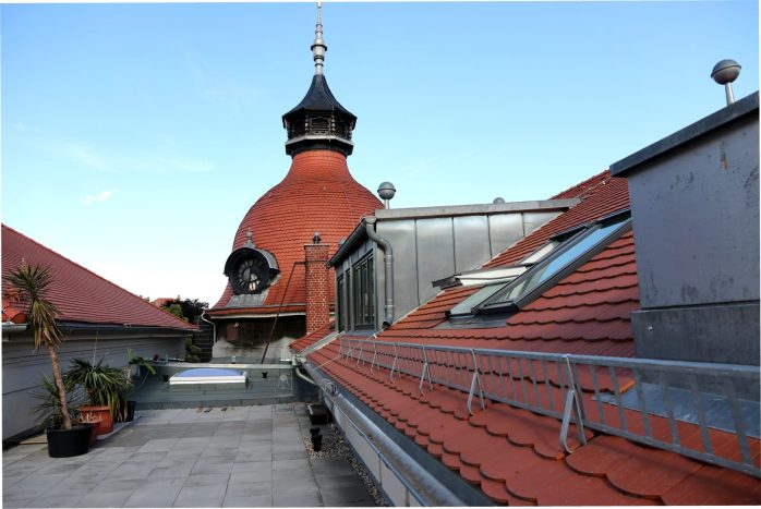Auf dem Dach des Felsenkellers mit der stilprägenden Kuppel. Foto: LZ