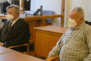Der Angeklagte (71,r.) am Montag zum Prozessauftakt. Foto: Lucas Böhme