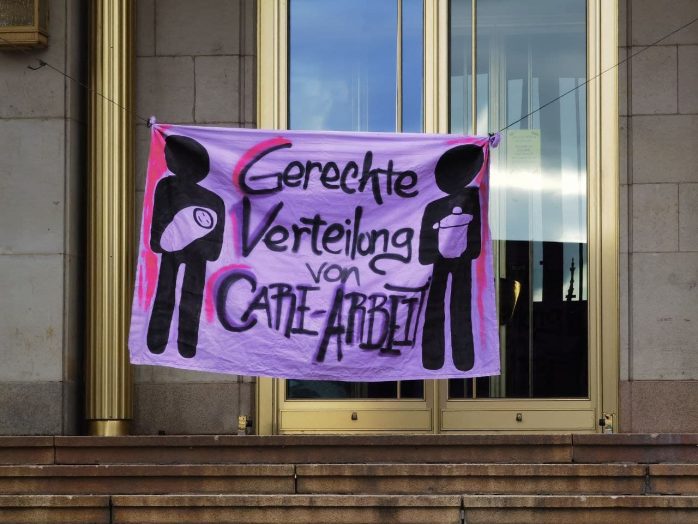 Feminismus ist immer auch Kampf gegen Benachteiligungen. Die Demo vor der Oper. Foto: Tily Domian