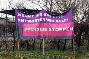 Mit einer Kundgebung im Leipziger Osten wurde an den Tod einer jungen Frau vor einem Jahr erinnert und ein Zeichen gegen Gewalt an Frauen gesetzt. Foto: LZ