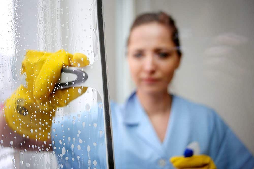 In der Gebäudereinigung arbeiten viele Frauen mit 450-Euro-Verträgen. In der Krise sind sie kaum geschützt, kritisiert die IG BAU. Foto: IG BAU