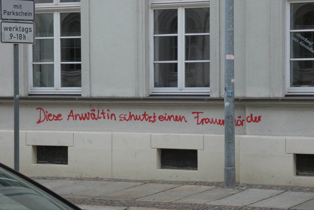 Diesen Schriftzug haben bisher Unbekannte an die Kanzlei von Anwältin Petra Costabel gesprüht. Sie ist Pflichtverteidigerin im Auwald-Prozess. Foto: LZ