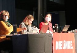 Die Wahlleitung Ines Gläsel, Franziska Riekewald und Olga Naumov im "Haus Leipzig". Foto: LZ