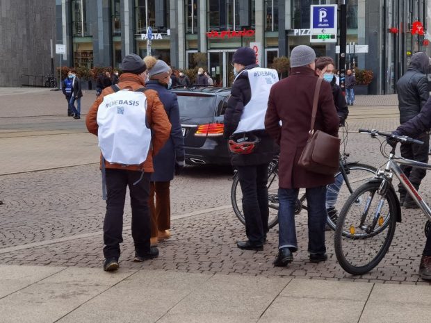 Immer in der Nähe, wenn Schwurbel-Alarm ist - die neue Querdenker-Partei "die Basis" ist auf dem Augustusplatz eingetroffen. Foto: Tilly Domian