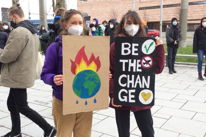 Bei der Preisverleihung für leere Versprechen vor dem Neuen Rathaus. Foto: LZ