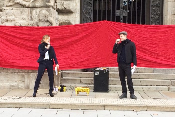 Aktivist/-innen von Extinction Rebellion vergeben Preise für leere Versprechen vor dem Neuen Rathaus. Foto: LZ