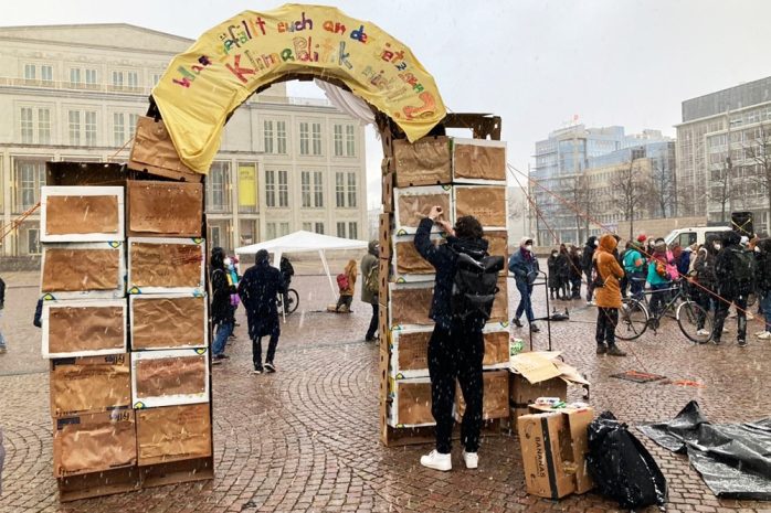 Auf dem Augustusplatz waren Info-Stände aufgebaut, später entwickelte sich ein spontaner Tanz im Schneegestöber.Auf dem Augustusplatz waren Info-Stände aufgebaut, später entwickelte sich ein spontaner Tanz im Schneegestöber.Auf dem Augustusplatz waren Info-Stände aufgebaut, später entwickelte sich ein spontaner Tanz im Schneegestöber.