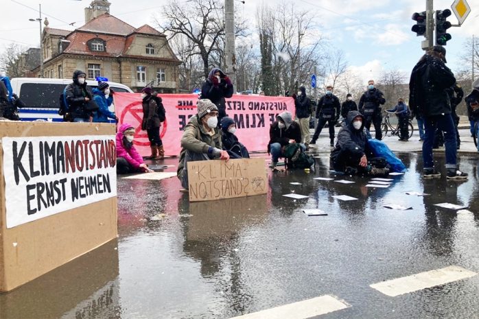 Aktivist/-innen von Extinction Rebellion besetzten eine Fahrspur auf der Kreuzung Roßplatz/Harkortstraße.